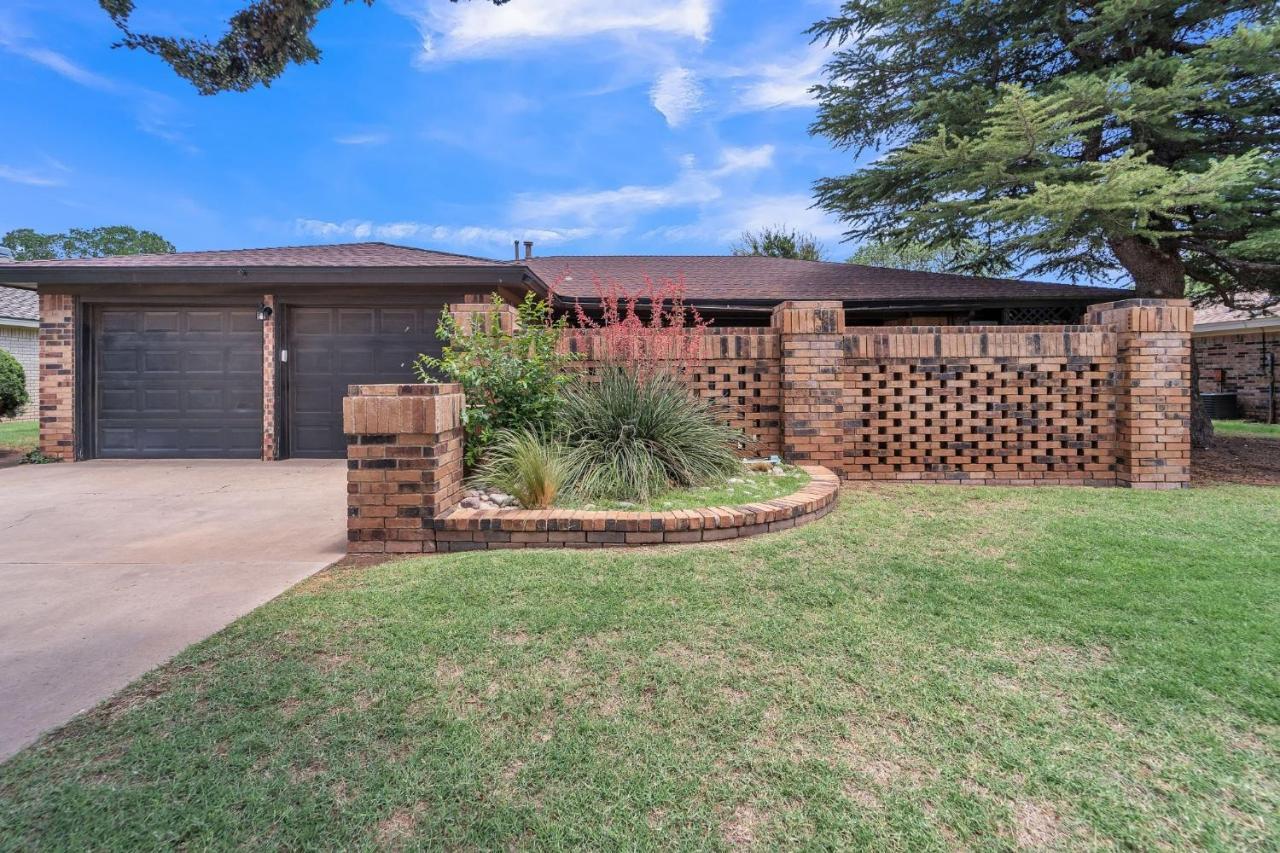 Homestead House - In Shadow Hills Golf Course Division Home ラボック エクステリア 写真